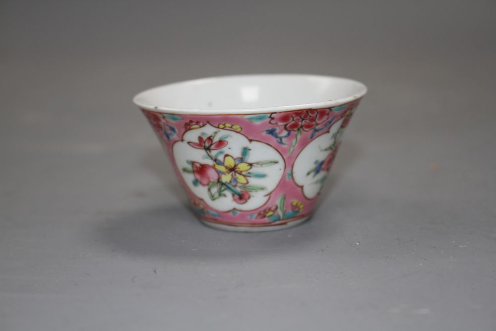 A Chinese famille rose tea bowl and associated saucer, Yongzheng period, saucer 10.2cm